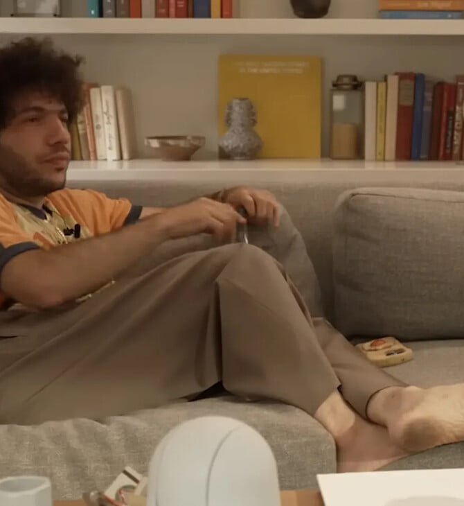 Benny Blanco: «Ωχ, δεν το έκανε!» - Εμφανίστηκε με βρώμικα πόδια σε podcast και οι χρήστες στα social αντέδρασαν