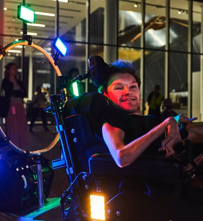 «Αφήστε με να μπω»: Καλλιτέχνης διαμαρτύρεται έξω από μεγάλα πολιτιστικά ιδρύματα που δεν είναι προσβάσιμα