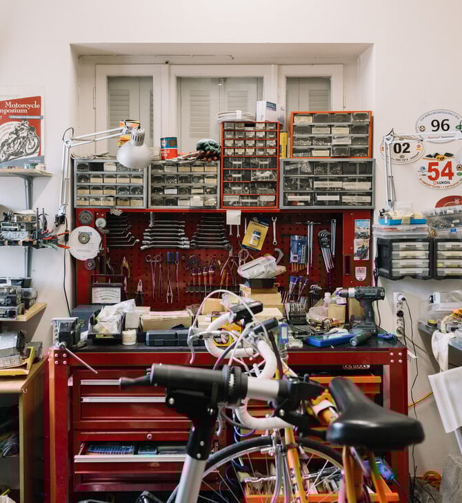 Ένα σπίτι με γάτες και μηχανές / Ένα σπίτι που νιαουρίζει και μαρσάρει