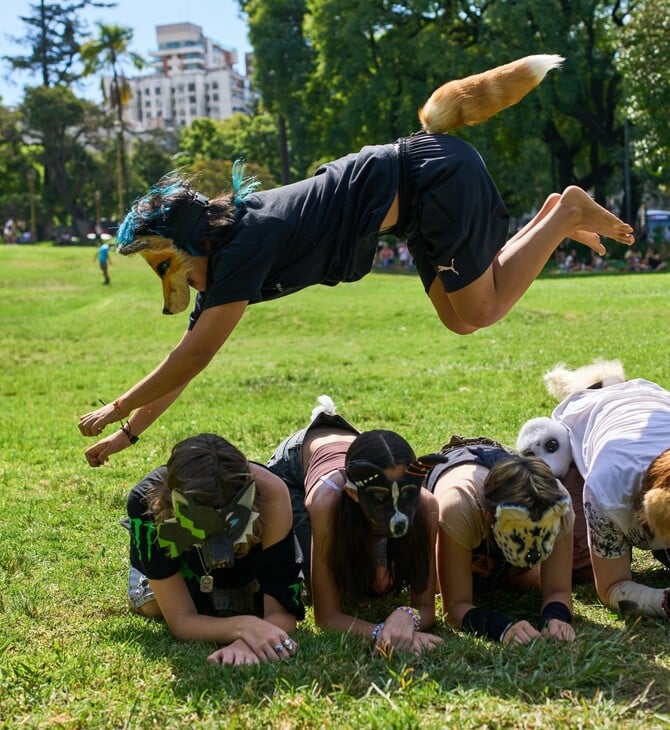 Έφηβοι δηλώνουν ότι “είναι” ζώα — Η viral τάση των «therians» στην Αργεντινή