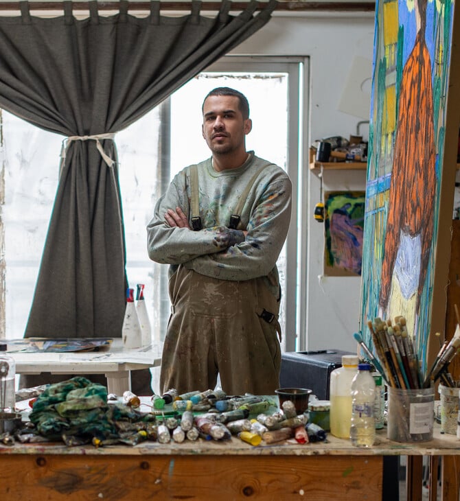 Ο Μιχάλης Κιούσης ζωγραφίζει ανθρώπινες φιγούρες σε αφρικανικά τοπία