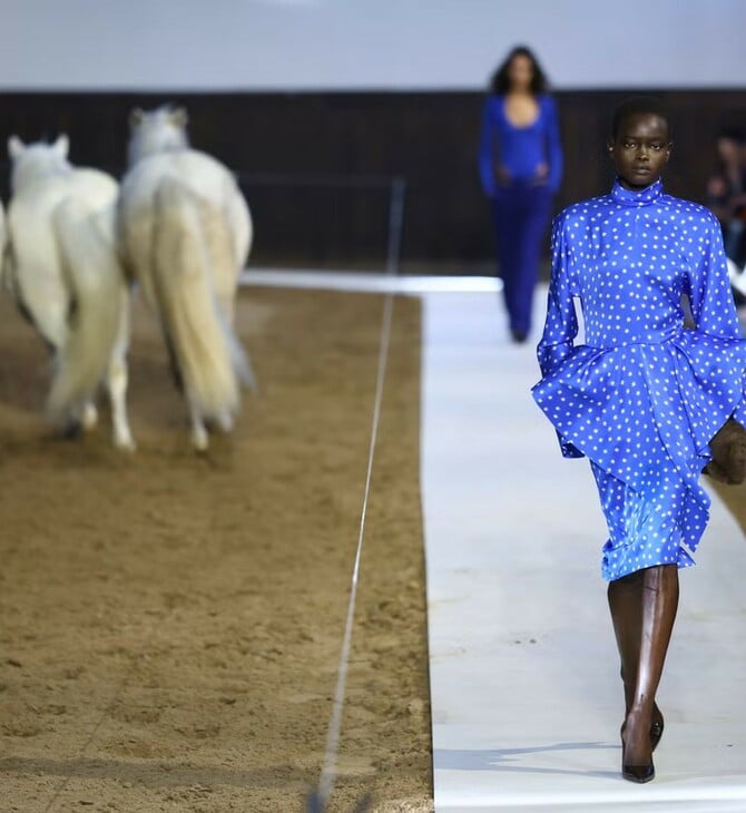 Η Stella McCartney έβαλε τα άλογα στην πασαρέλα του Παρισιού — και το μήνυμα ήταν σαφές