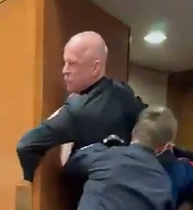 «Κανείς δεν θέλει να πολεμήσει για το Ισραήλ»: Απομάκρυναν με τη βία βετεράνο από το Κογκρέσο 