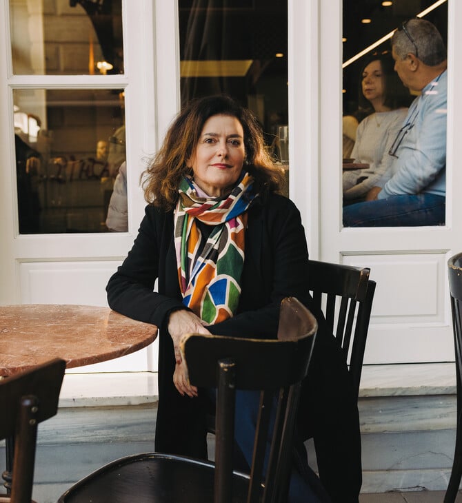 Χλόη Ακριθάκη: Φωτογράφος. Γεννήθηκε στο Βερολίνο, ζει στα Εξάρχεια.