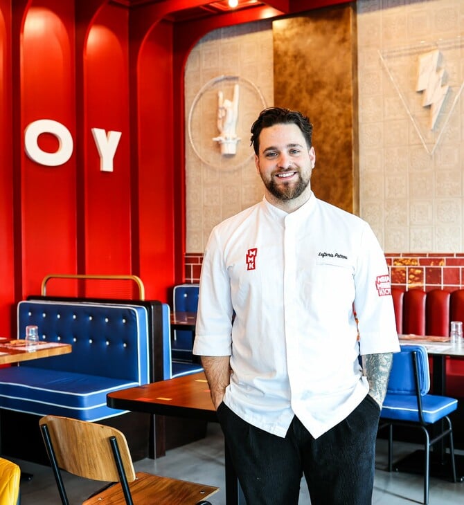 ΜΠΑΡ ΜΠΕΕ ΚΙΟΥ: Ο Λευτέρης Πέτρου δίνει νέο twist στα αγαπημένα σου burgers 