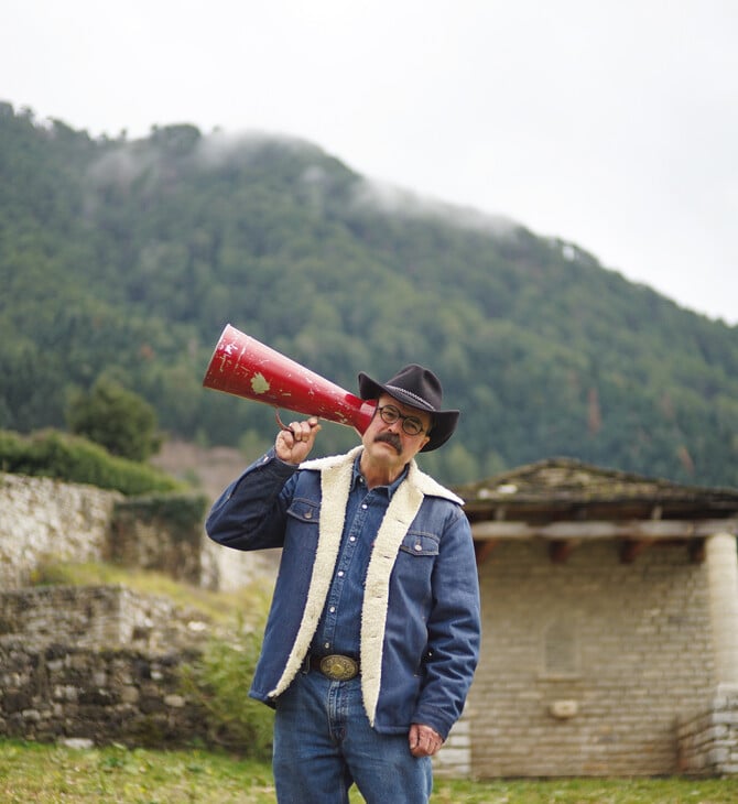 Γιατί ’ναι μαύρα τα βουνά;