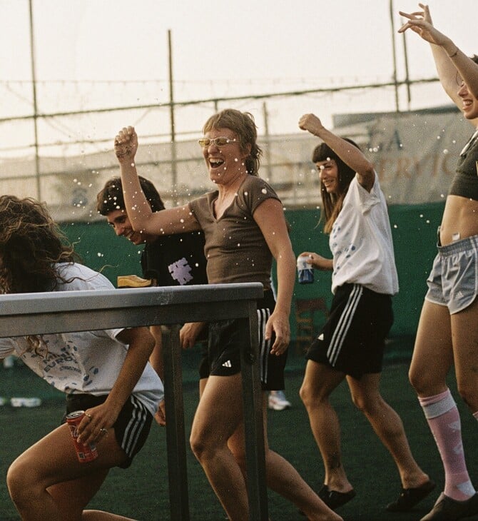 Ο τρυφερός, αναλογικός κόσμος της Ληλένας Μαρίνου