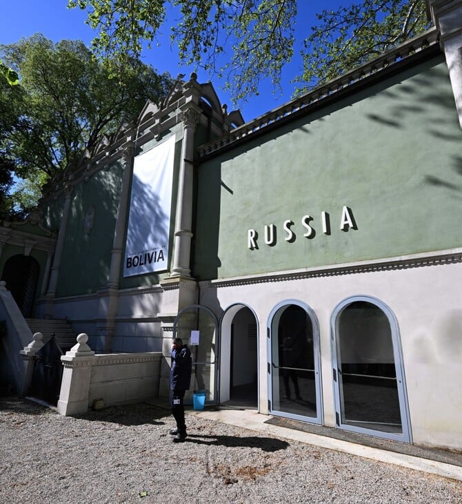 Η επιστροφή της Ρωσίας στη Venice Biennale ξανανοίγει τη συζήτηση για τα όρια της πολιτισμικής ουδετερότητας