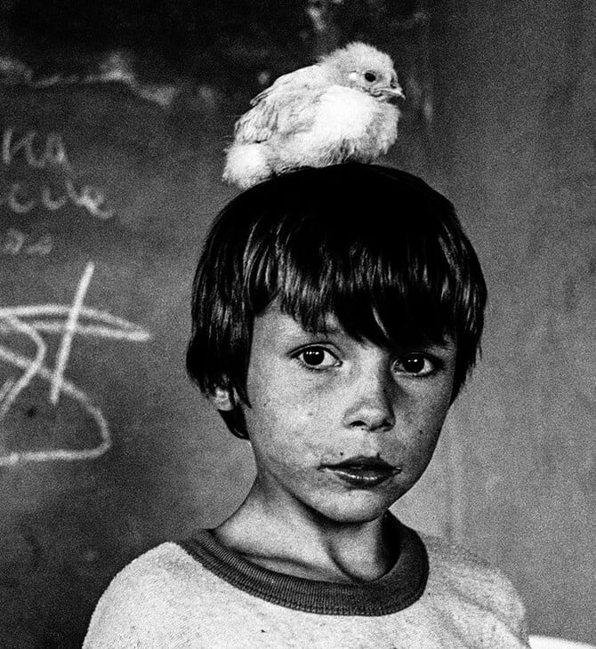 Στο Κίεβο, οι εικόνες του Oleksandr Glyadyelov αψηφούν τις βόμβες