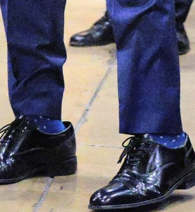 Μάρκο Ρούμπιο: Ο Ντόναλ Τραμπ του έκανε δώρο παπούτσια και δεν του κάνουν - Viral η στιγμή που τα φορά