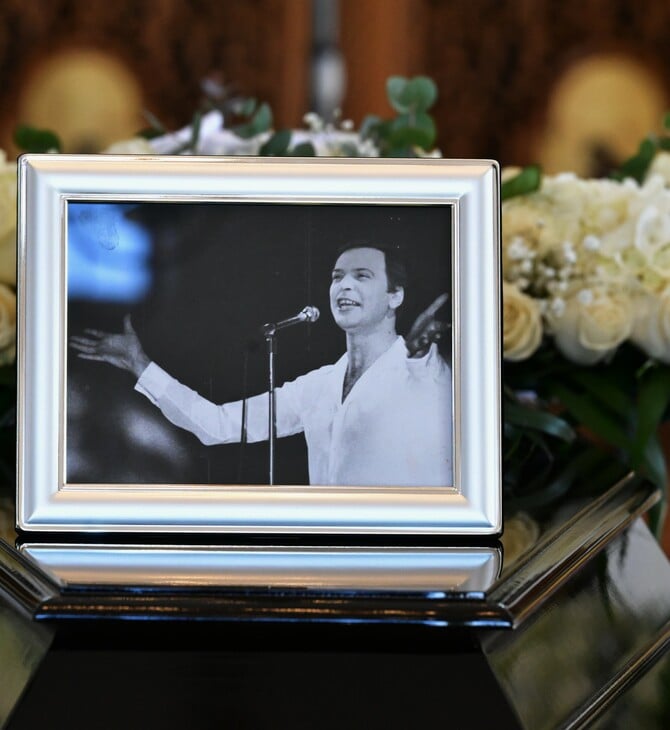 Γιώργος Μαρίνος: Συγκίνηση στο τελευταίο «αντίο» του μεγάλου Έλληνα σόουμαν