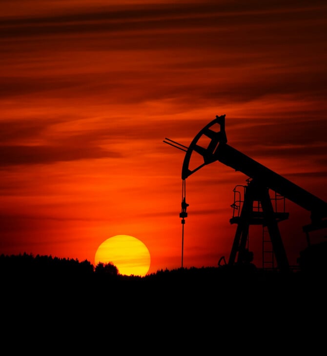 Οι ΗΠΑ χαλαρώνουν τις κυρώσεις στο ρωσικό πετρέλαιο καθώς ο πόλεμος με το Ιράν εκτινάσσει τις τιμές της ενέργειας