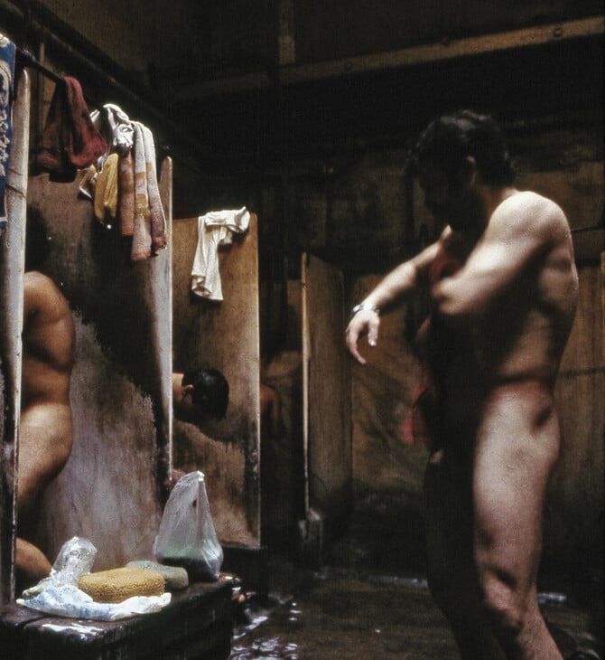 Γκάζι 1982-1984: Οι φωτογραφίες του Νίκου Μάρκου από το παλιό εργοστάσιο εκτίθενται ξανά