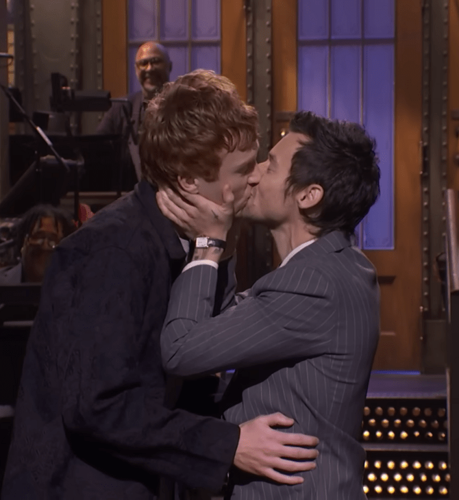 Ο Χάρι Στάιλς απάντησε στις κατηγορίες για queerbaiting με ένα φιλί στο SNL