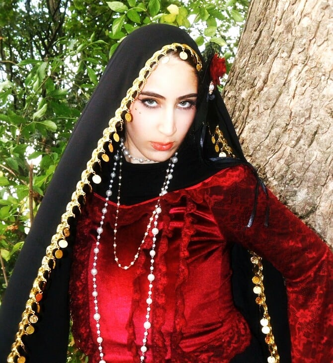 Το printed hijab επιστρέφει και δεν θέλει πια να περνά απαρατήρητο