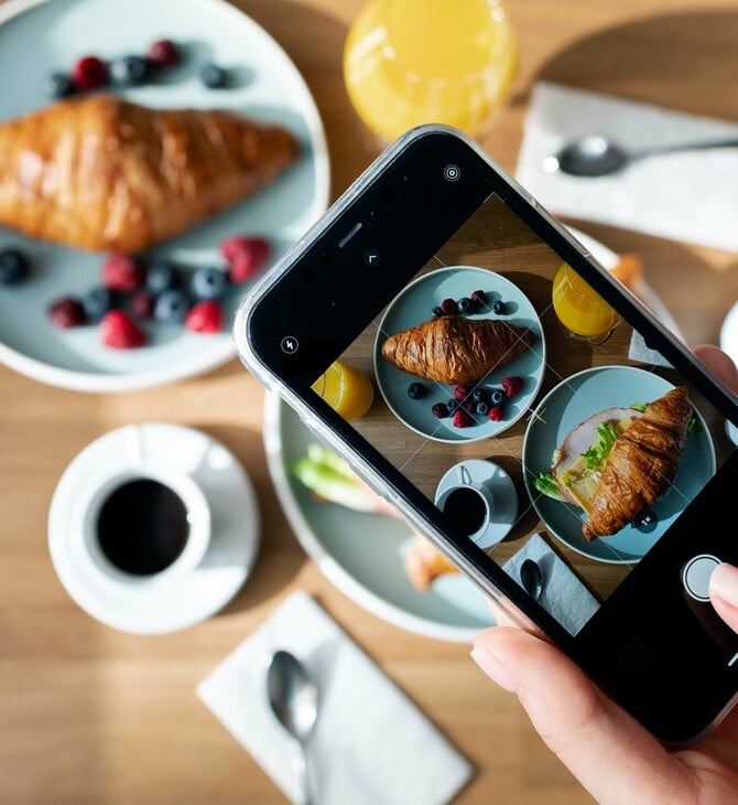 Από το scroll στο τραπέζι: Πώς τα social media αλλάζουν τον τρόπο που ανακαλύπτουμε εστιατόρια