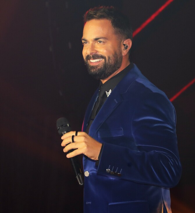 Ηλίας Βρεττός: Έπεσε θύμα ξυλοδαρμού κατά τη διάρκεια live του στην Κύπρο