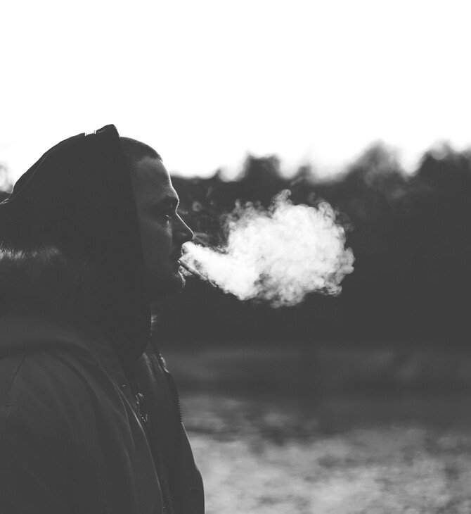 ΑΝΗΛΙΚΟΙ ΚΑΠΝΙΣΜΑ ΑΛΚΟΟΛ 