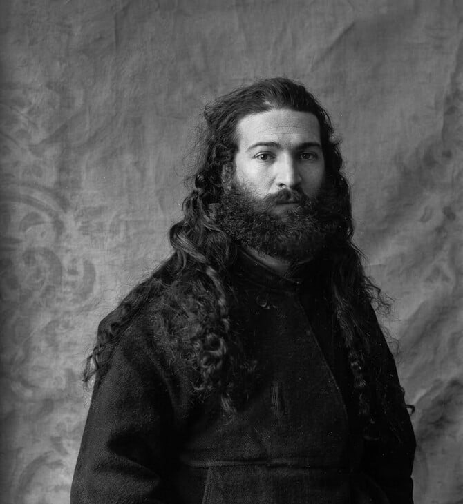 Κρίμα τόσο ωραίος άντρας και να είναι μόνος ― ένα πολυπόστ του Στάθη Τσαγκαρουσιάνου 