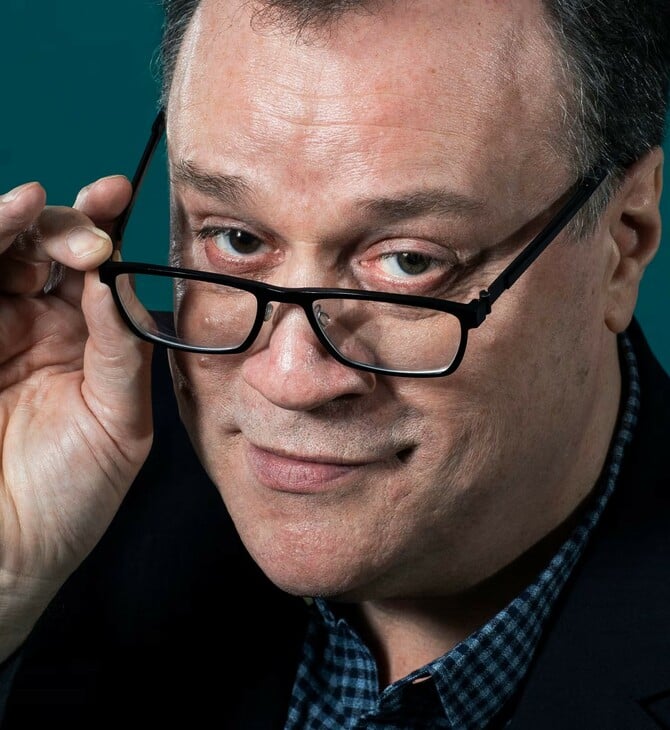 Ο Russell T. Davies μιλά για την υποχώρηση των queer δικαιωμάτων μέσα από τη νέα του σειρά Tip toe