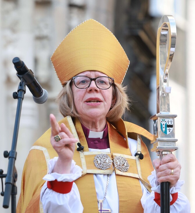 SARAH MULLALY ΓΥΝΑΙΚΑ ΑΡΧΙΕΠΙΣΚΟΠΟΣ ΕΚΚΛΗΣΙΑ ΤΗΣ ΑΓΓΛΙΑΣ