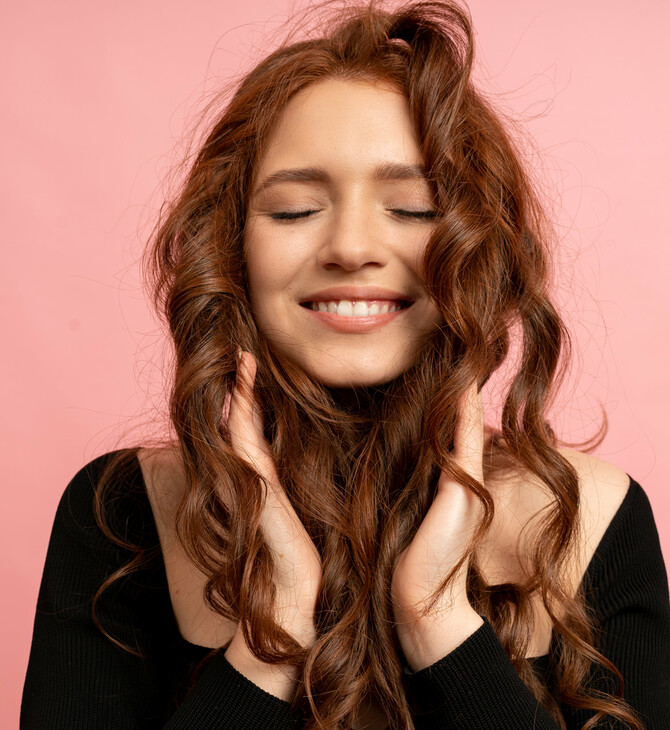 Τέλος στην ψαλίδα στα μαλλιά: Τα προϊόντα περιποίησης που κάνουν τη διαφορά