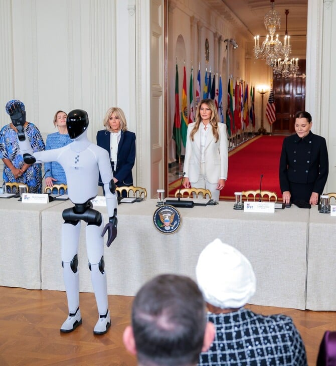 ΜΕΛΑΝΙΑ ΤΡΑΜΠ ΡΟΜΠΟΤ ΛΕΥΚΟΣ ΟΙΚΟΣ