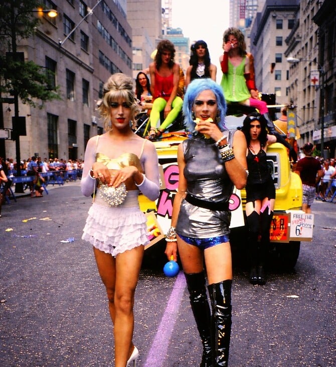 Για όλα όσα η ζωή δεν κατάφερε να θάψει: Η οδύνη του κόσμου της Nan Goldin απλώνεται στο Παρίσι