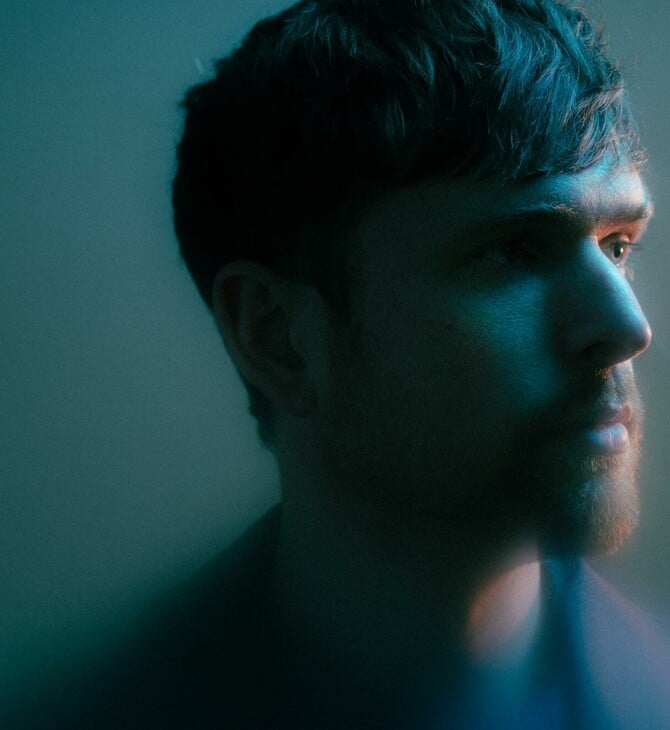 O Τζέιμς Μπλέικ τραγουδάει για την αγάπη μέσα σε ζόρικους καιρούς