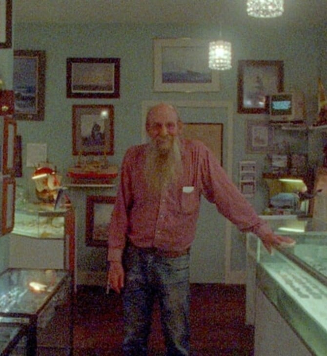 Τα μυστήρια του σύμπαντος σ' ένα κομμάτι θαλάσσιου γυαλιού