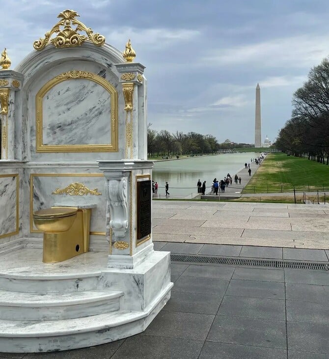 Χρυσός «θρόνος» κατά του Τραμπ στήθηκε δίπλα στο Lincoln Memorial