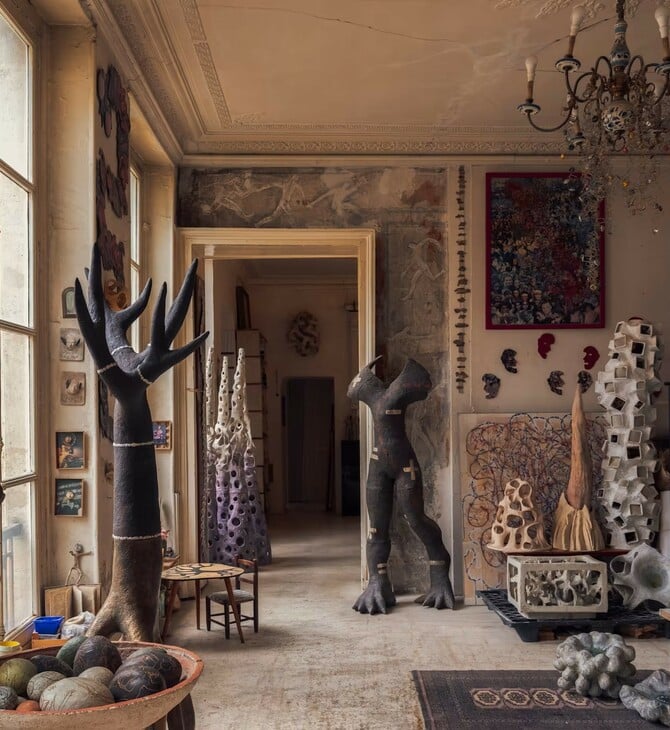 Agnès Debizet: η αυτοδίδακτη καλλιτέχνις που μετέτρεψε το σπίτι της σε σύμπαν