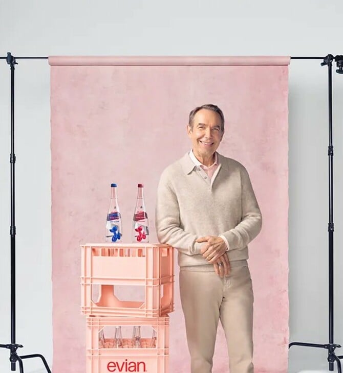 Ο Jeff Koons βάζει το Balloon Dog στα επετειακά μπουκάλια της Evian