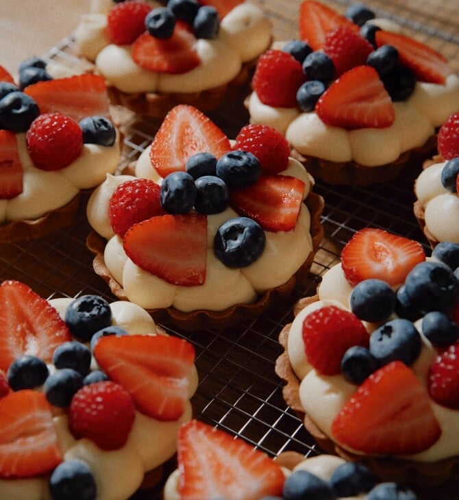 Λαχταριστές τάρτες της πόλης με φράουλες και berries