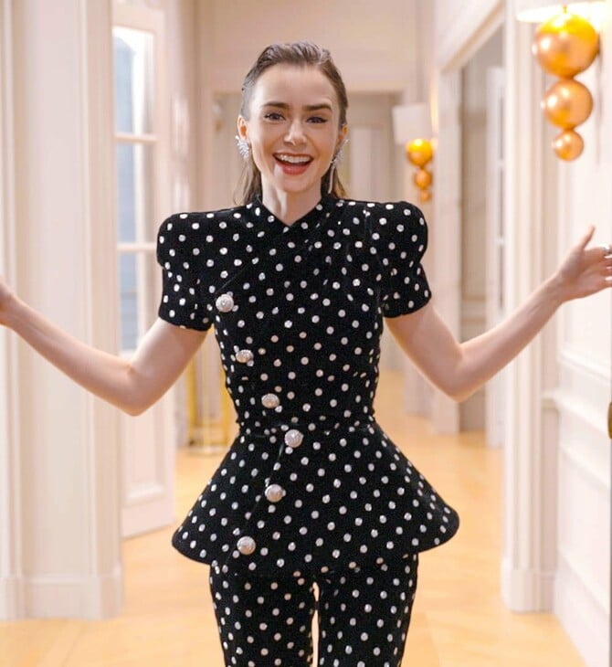 Παρέα με την Λίλι Κόλινς στο σετ του «Emily in Paris»