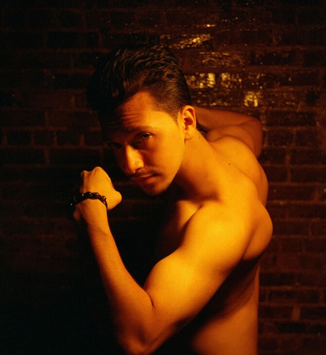 Dean Majd: η έκθεση Hard Feelings μετατρέπει τη νεανική ανδρική βία και τρυφερότητα σε εικαστικό ημερολόγιο