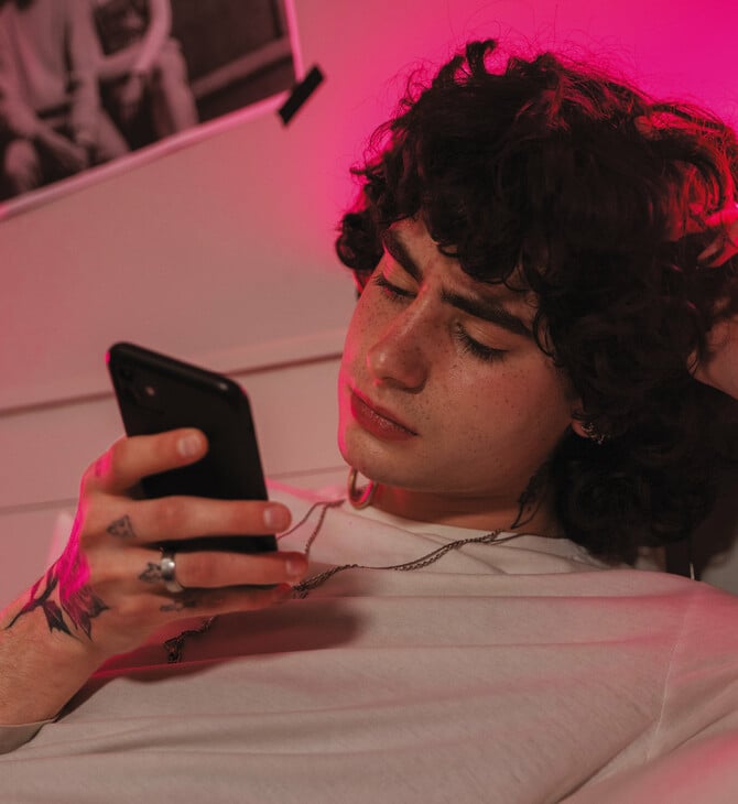 Στο στόχαστρο του υπουργείου Υγείας το doom scrolling, το άγχος, ο αυτισμός και η φτώχεια περιόδου σε παιδιά και εφήβους