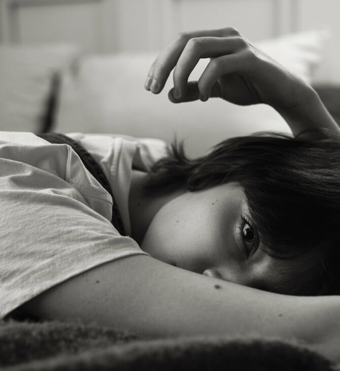 Γιατί η Gen Z υποφέρει από κοινωνικό τζετ λαγκ και κοινωνική άπνοια στον ύπνο