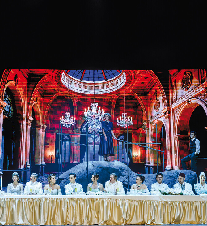 Αλεξάνδρεια: Για λίγες ακόμα παραστάσεις, η πόλη-μνήμη ζωντανεύει στη σκηνή του Παλλάς