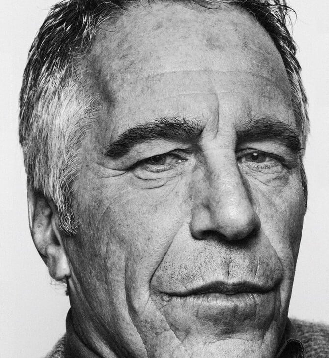 Τι βλέπει ένας φωτογράφος όταν κοιτάζει τόσο κοντά την εξουσία;