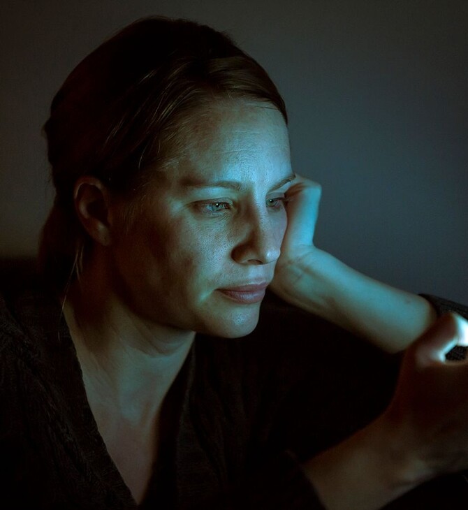 Δεν χαλάει τον ύπνο σου το μπλε φως του κινητού τελικά