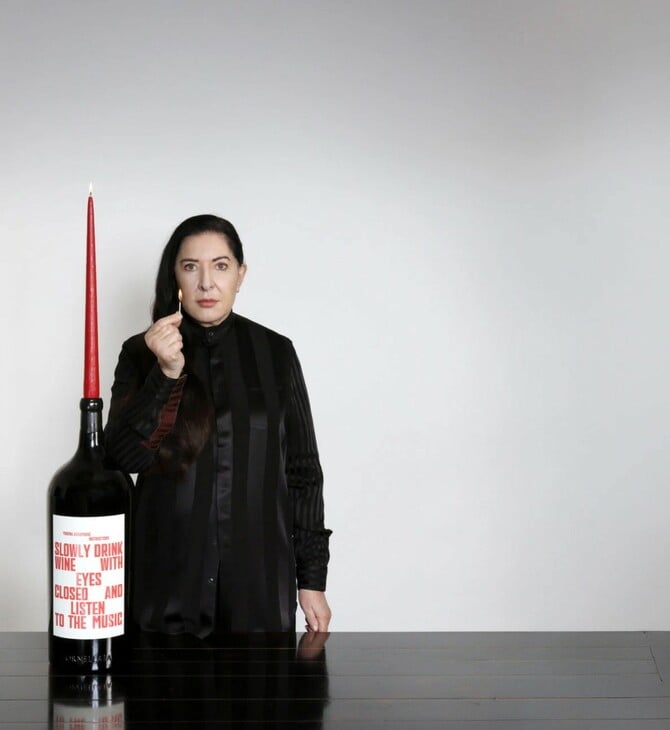 Η Μαρίνα Αμπράμοβιτς μετατρέπει μια φιάλη κρασιού σε περφόρμανς