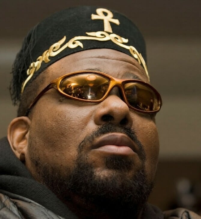 Πέθανε ο Αφρίκα Μπαμπάατα, από τις πιο καθοριστικές και πιο αμφιλεγόμενες μορφές της πρώιμης hip-hop