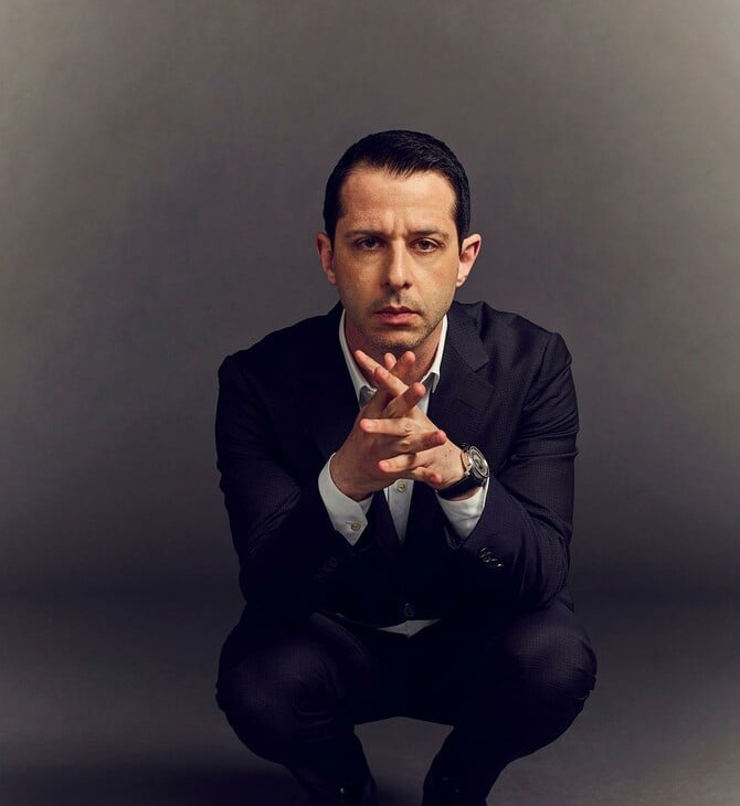 Ο Τζέρεμι Στρονγκ γίνεται Μαρκ Ζάκερμπεργκ στο πρώτο τρέιλερ του νέου φιλμ του Άαρον Σόρκιν