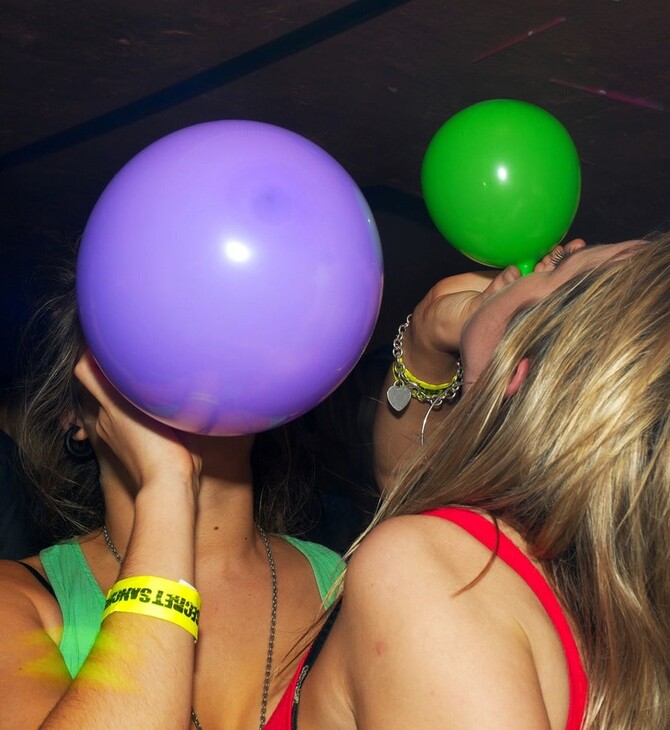 Γαλλία: «Έπρεπε να ζητήσω βοήθεια» - Όλο και περισσότεροι νέοι κάνουν κατάχρηση του αερίου του γέλιου