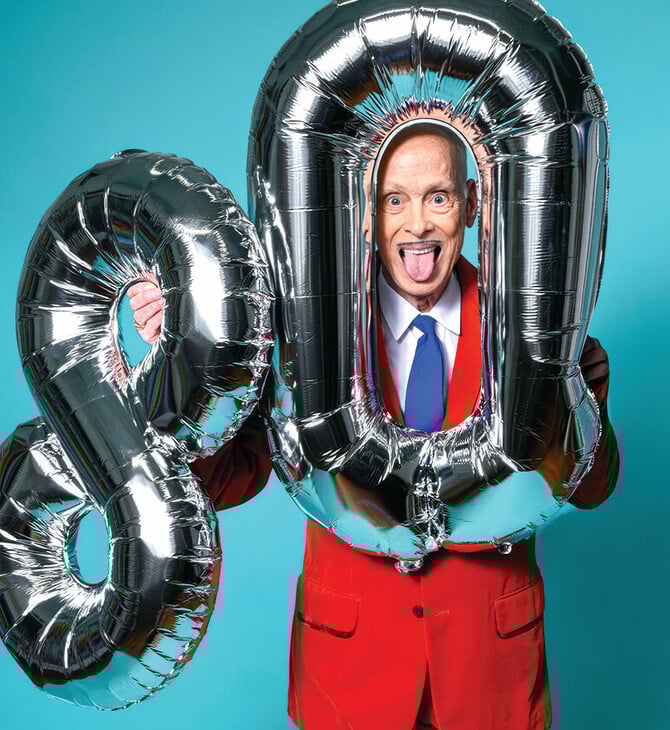 Στα 80 του, ο Τζον Γουότερς δεν γίνεται αξιοσέβαστος. Γίνεται πιο αδιόρθωτος