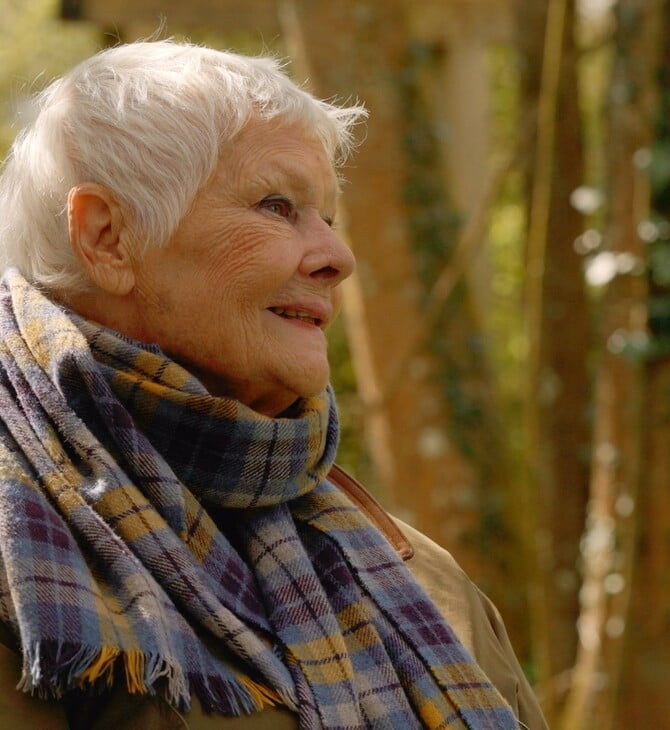 Στον κήπο της Τζούντι Ντεντς κάθε δέντρο θυμίζει κάποιον που έφυγε