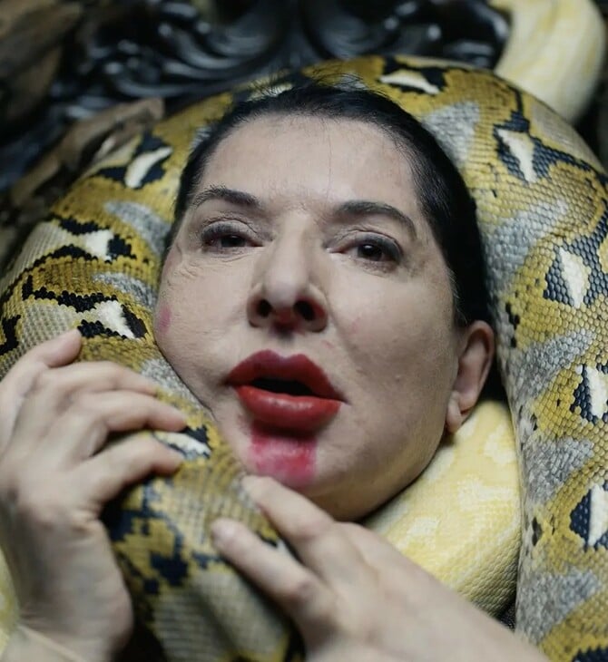 Γιατί μας αρέσει τόσο πολύ να βλέπουμε γυναίκες να πεθαίνουν;