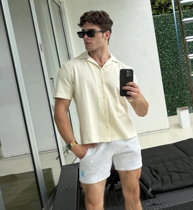 Ο Clavicular, το «looksmaxxing» και το «mogging» εισβάλλουν στα social media των έφηβων αγοριών