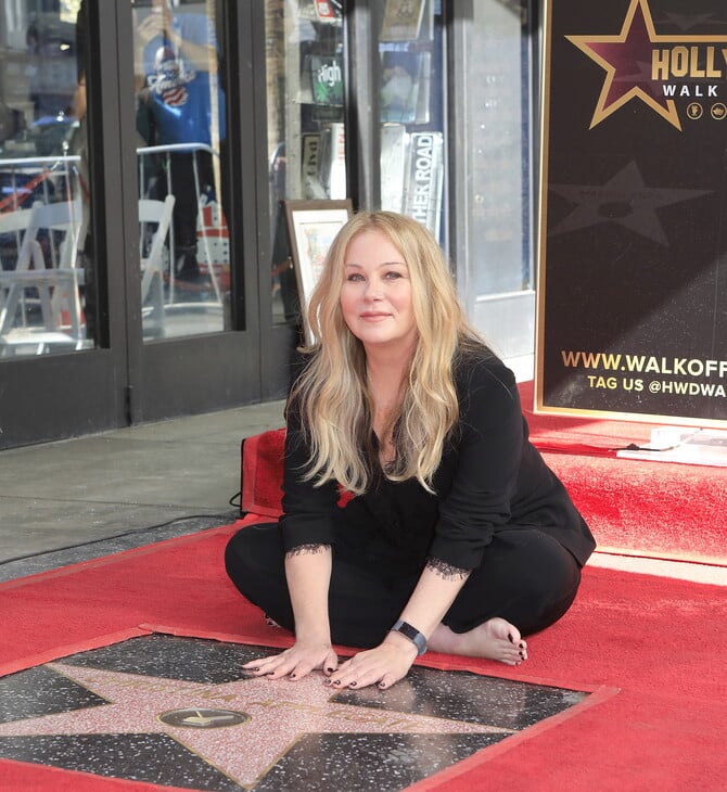 ΚΡΙΣΤΙΝΑ ΑΠΛΓΚΕΪΤ ΝΟΣΗΛΕΙΑ ΣΚΛΗΡΥΝΣΗ ΚΑΤΑ ΠΛΑΚΑΣ ΑΥΤΟΒΙΟΓΡΑΦΙΑ